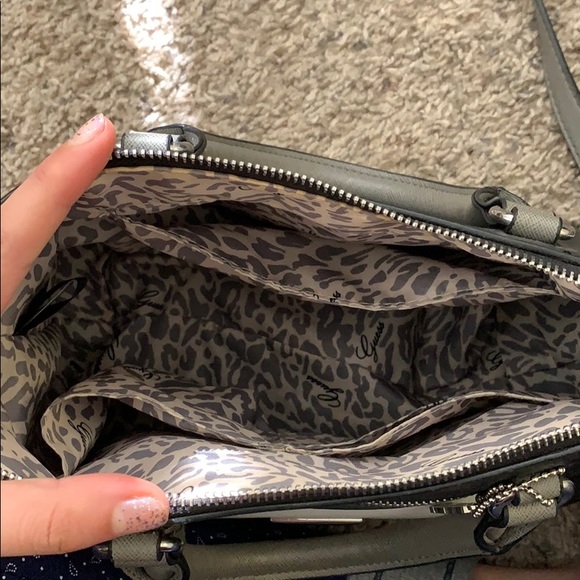 Guess handbag, gently used - Picture 3 of 3